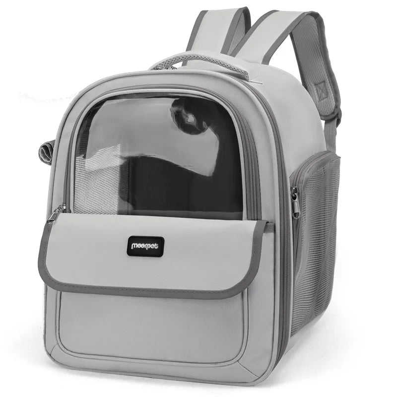 Sac à dos pour chat gris moderne avec hublot panoramique transparent. Vue de face du sac dos pour chat Les Trésors d'Owka avec parois latérales en mesh respirant. Sac dos chat ergonomique et élégant pour un transport sécurisé et confortable en ville.