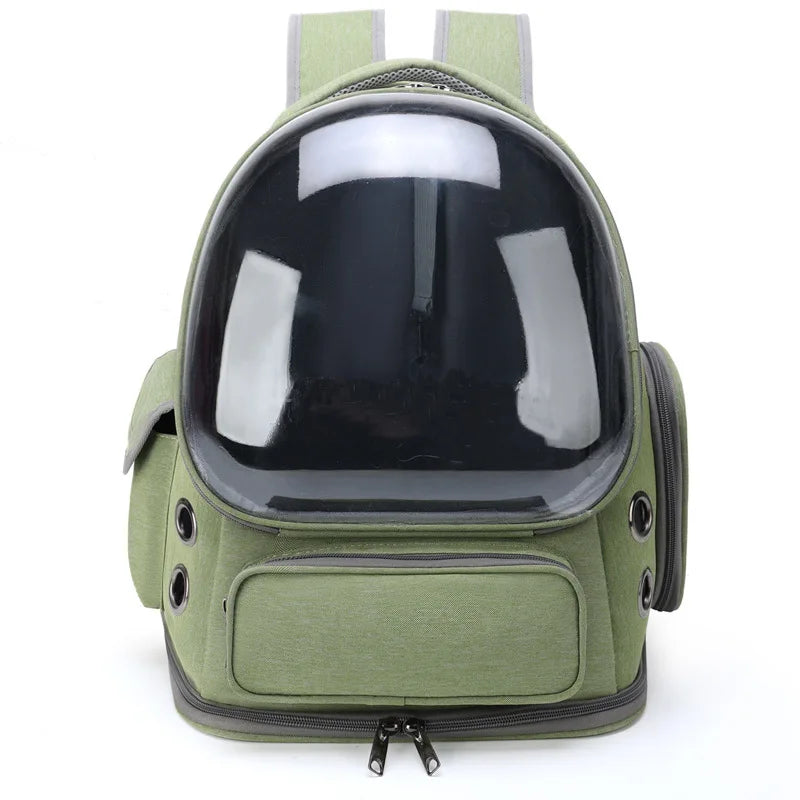 Sac à dos pour chat vert sauge avec hublot panoramique transparent. Vue de face du sac dos pour chat Les Trésors d'Owka avec œillets d'aération métalliques et poche de rangement. Sac dos chat ergonomique et robuste pour le transport sécurisé des animaux.