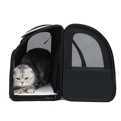 Sac à dos pour chat extensible noir ouvert avec son extension parc en mesh. Un chat gris est allongé sur le tapis blanc du sac dos pour chat Les Trésors d'Owka. Sac dos chat confortable et ventilé offrant un grand espace de repos pour le voyage.