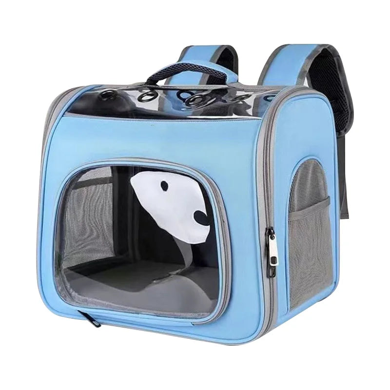 Sac à dos pour chat bleu ciel avec hublot panoramique frontal et supérieur. Vue de profil du sac dos pour chat Les Trésors d'Owka avec aérations mesh et œillets de ventilation. Sac dos chat rectangulaire et spacieux pour un transport confortable et sécurisé.