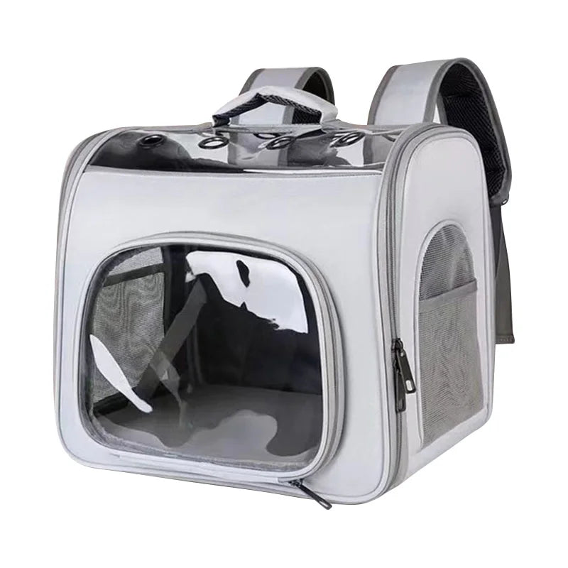 Sac à dos pour chat gris clair avec hublot panoramique frontal et supérieur. Vue de profil du sac dos pour chat Les Trésors d'Owka avec aérations mesh et bretelles rembourrées. Sac dos chat spacieux et robuste pour un transport sécurisé et confortable.