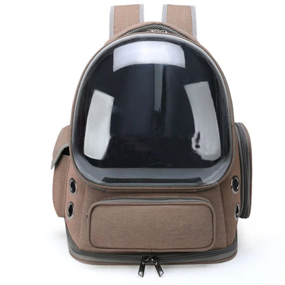 Sac à dos pour chat marron moka avec hublot panoramique transparent. Vue de face du sac dos pour chat Les Trésors d'Owka avec œillets d'aération noirs et finitions premium. Sac dos chat robuste et confortable pour le transport en voyage et randonnée.