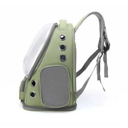 Profil du sac à dos pour chat vert sauge avec hublot panoramique et bretelles rembourrées. Vue latérale montrant les œillets de ventilation et la poche en filet du sac dos pour chat Les Trésors d'Owka. Sac dos chat ergonomique et sécurisé pour de longues randonnées.