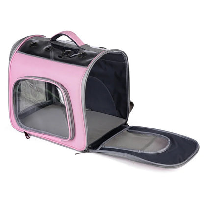Vue ouverte du sac à dos pour chat rose montrant l'accès latéral facilité et le tapis intérieur confortable. Porte zippée avec mesh du sac dos pour chat Les Trésors d'Owka. Sac dos chat spacieux avec hublot panoramique et œillets de ventilation pour voyage sécurisé.