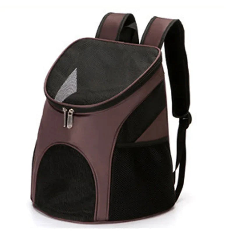 Sac à dos de transport pour chat marron chocolat avec larges fenêtres en maille mesh noire pour une ventilation optimale, ouverture zippée supérieure et bretelles ergonomiques rembourrées.