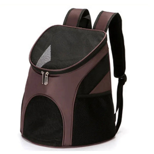 Sac à dos de transport pour chat marron chocolat avec larges fenêtres en maille mesh noire pour une ventilation optimale, ouverture zippée supérieure et bretelles ergonomiques rembourrées.