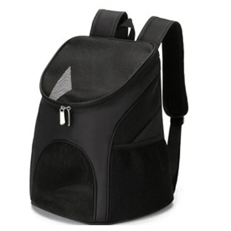 Sac à dos de transport pour chat rouge vif avec larges fenêtres en maille mesh noire pour une ventilation optimale, ouverture zippée supérieure et bretelles ergonomiques rembourrées.