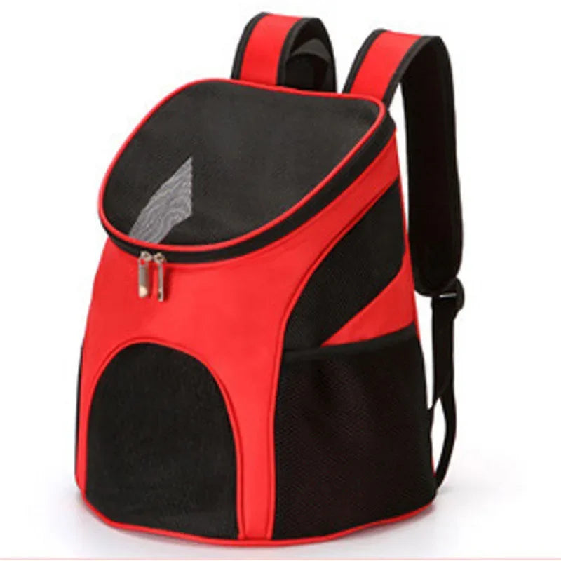 Sac à dos de transport pour chat rouge vif avec larges fenêtres en maille mesh noire pour une ventilation optimale, ouverture zippée supérieure et bretelles ergonomiques rembourrées.