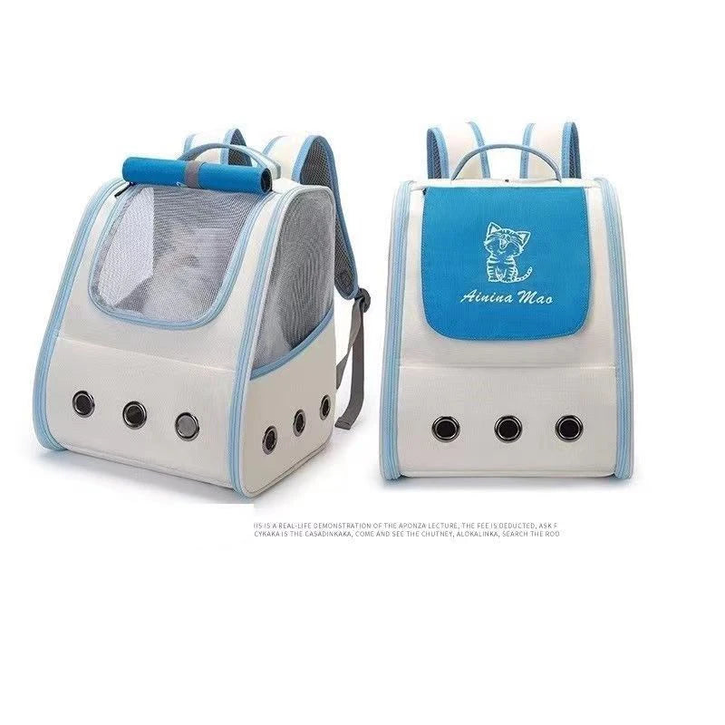 Sac à dos de transport pour chat blanc et bleu azur avec large fenêtre panoramique en filet, trois œillets d'aération frontaux et rabat de protection illustré d'un chaton avec l'inscription "Ainina Mao".