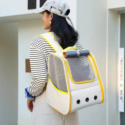 Femme portant un sac à dos de transport pour chat blanc avec liserés jaunes, doté d'une grande fenêtre panoramique en filet, de trois œillets d'aération et de bretelles rembourrées confortables.
