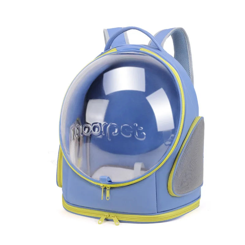 Sac à dos de transport pour chat bleu ciel avec une grande fenêtre panoramique transparente en forme de bulle, doté de larges aérations latérales en maille filet et de bretelles ergonomiques.