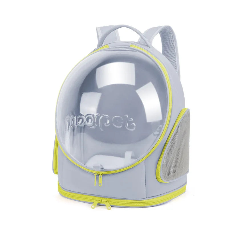 Sac à dos de transport pour chat gris clair avec une grande fenêtre panoramique transparente en forme de bulle, doté de larges aérations latérales en maille filet et de liserés jaune fluo.