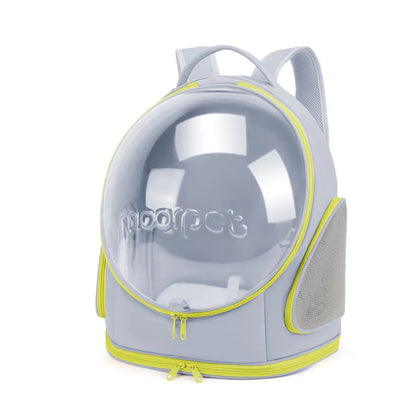 Sac à dos de transport pour chat gris clair avec une grande fenêtre panoramique transparente en forme de bulle, doté de larges aérations latérales en maille filet et de liserés jaune fluo.