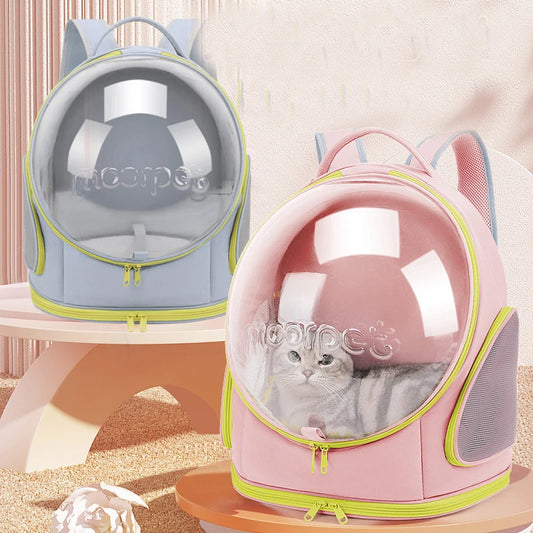 Présentation de deux sacs à dos de transport pour chat de la marque Moolpet : un modèle bleu ciel et un modèle rose pastel, dotés d'une grande fenêtre transparente panoramique en forme de bulle et de parois latérales aérées.