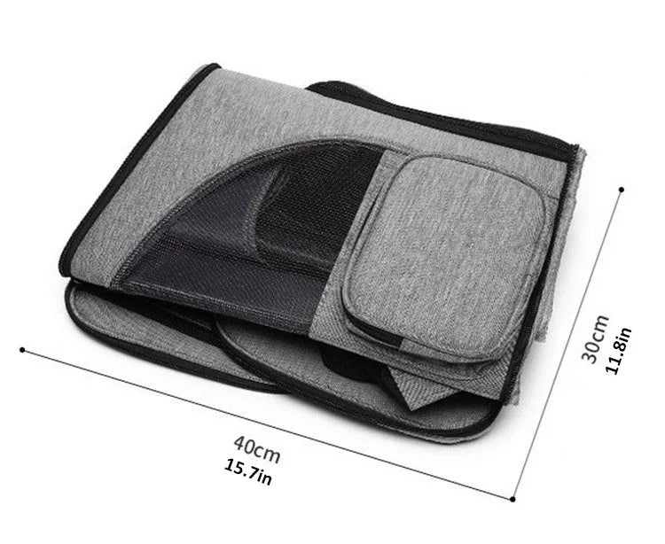 Vue d'un sac à dos de transport pour chat gris plié à plat pour un rangement facile, avec dimensions indiquées : longueur de 40 cm et largeur de 30 cm.
