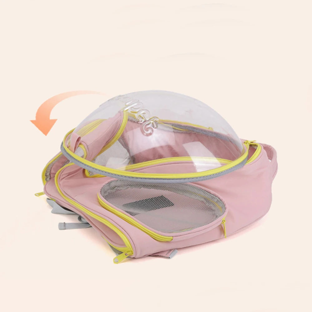 Sac à dos de transport pour chat rose pastel avec fenêtre bulle panoramique en cours de pliage à plat, illustrant sa fonction de stockage compact et sa structure flexible.