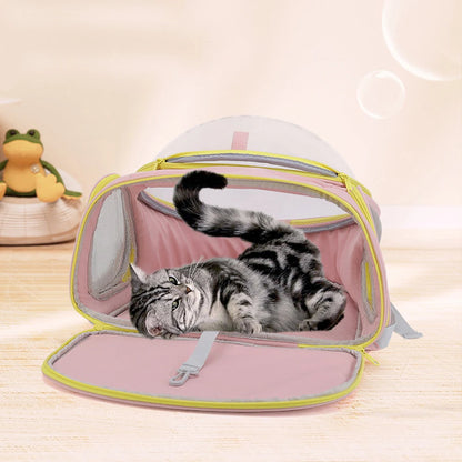 Sac à dos de transport pour chat rose pastel ouvert à plat, montrant un chat tigré allongé confortablement à l'intérieur, avec visibilité sur la laisse de sécurité intégrée et la fenêtre bulle transparente.