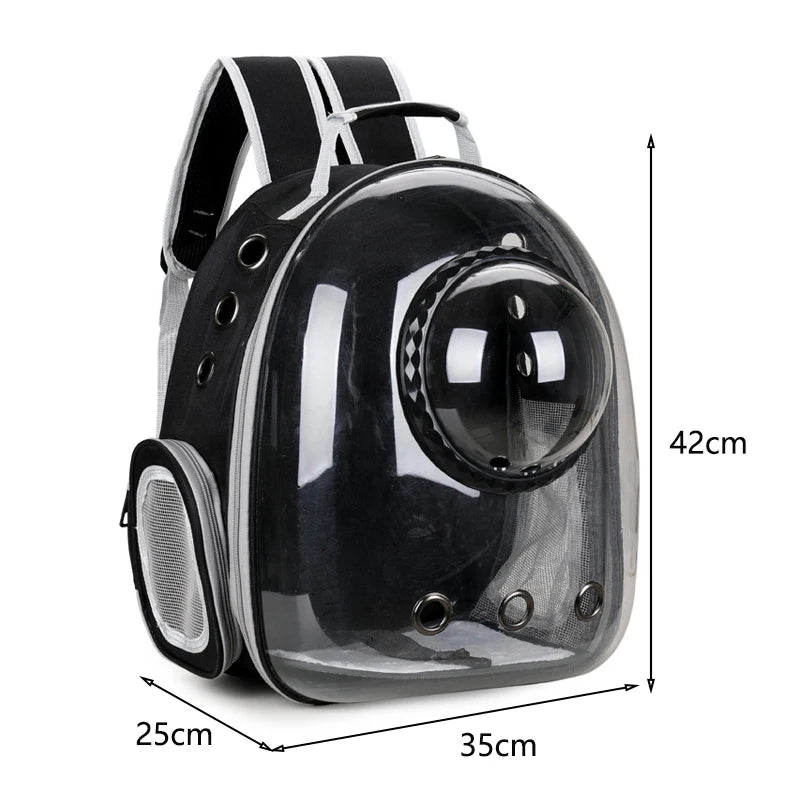 Femme portant un sac à dos de transport pour chat noir avec coque entièrement transparente et fenêtre en forme de bulle, montrant un chat blanc à l'intérieur et une petite porte latérale zippée ouverte.