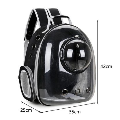 Femme portant un sac à dos de transport pour chat noir avec coque entièrement transparente et fenêtre en forme de bulle, montrant un chat blanc à l'intérieur et une petite porte latérale zippée ouverte.