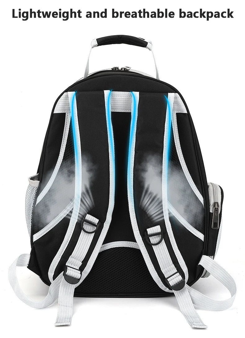 Femme portant un sac à dos de transport pour chat noir avec coque entièrement transparente et fenêtre en forme de bulle, montrant un chat blanc à l'intérieur et une petite porte latérale zippée ouverte.