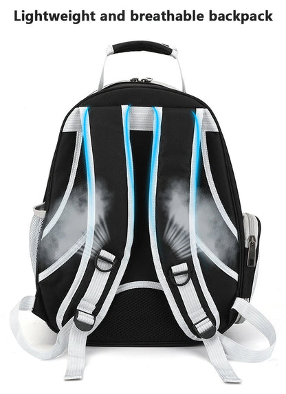 Femme portant un sac à dos de transport pour chat noir avec coque entièrement transparente et fenêtre en forme de bulle, montrant un chat blanc à l'intérieur et une petite porte latérale zippée ouverte.