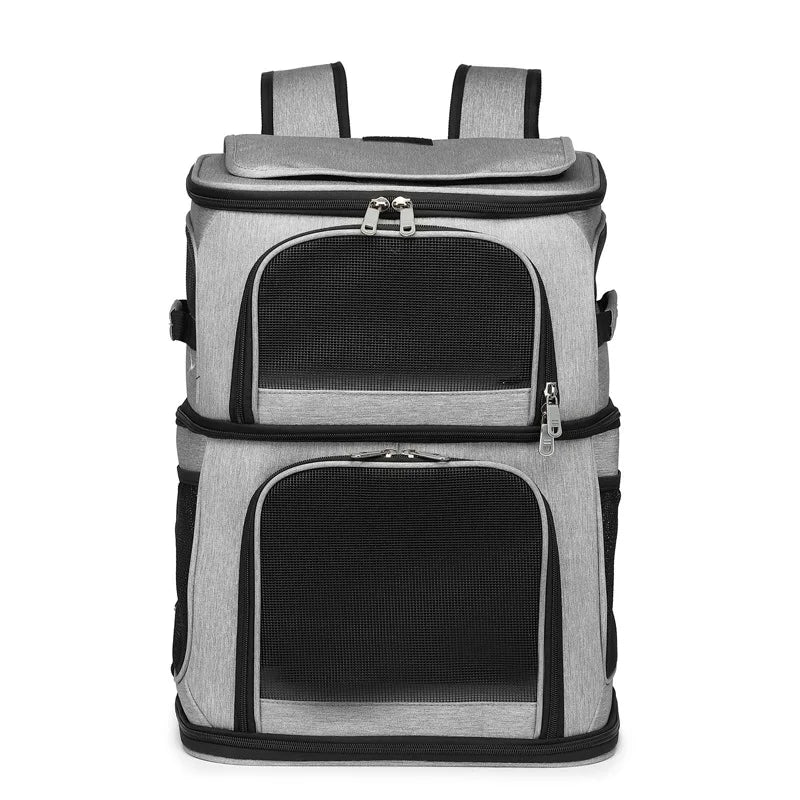 Sac à dos de transport gris pour deux chats avec double compartiment superposé, doté de larges fenêtres frontales en maille filet noire, de fermetures éclair robustes et de poches latérales de rangement.