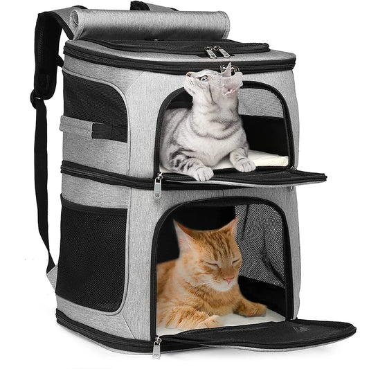 Sac à dos de transport gris pour deux chats avec deux compartiments superposés séparés, chacun doté d'une ouverture zippée en filet pour une aération optimale.