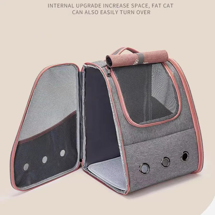 Vue ouverte d'un sac à dos de transport pour chat gris chiné avec finitions roses, mettant en avant un large espace intérieur, un tapis de sol moelleux, trois œillets d'aération et une grande fenêtre en maille filet.
