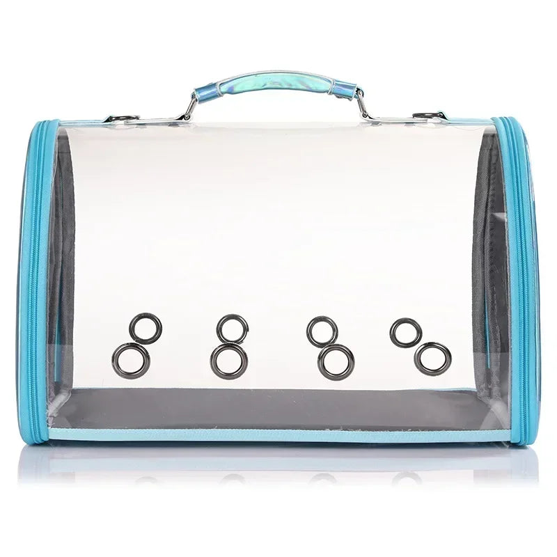 Sac de transport panoramique pour chat et petit chien en matériau transparent rigide avec finitions bleu irisées, équipé de six œillets de ventilation frontaux et d'une poignée de portage ergonomique.