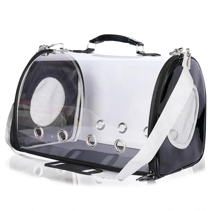 Sac de transport panoramique pour chat et petit chien en matériau transparent rigide avec bordures noir brillant, filet d'aération blanc, six œillets métalliques et bandoulière blanche réglable.