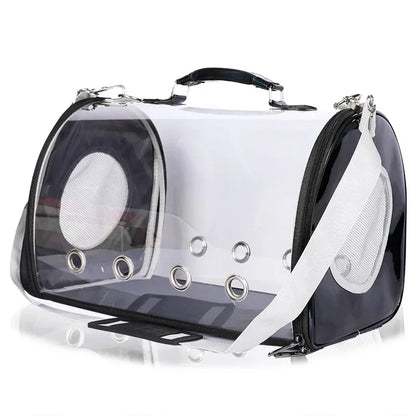 Sac de transport panoramique pour chat et petit chien en matériau transparent rigide avec bordures noir brillant, filet d'aération blanc, six œillets métalliques et bandoulière blanche réglable.