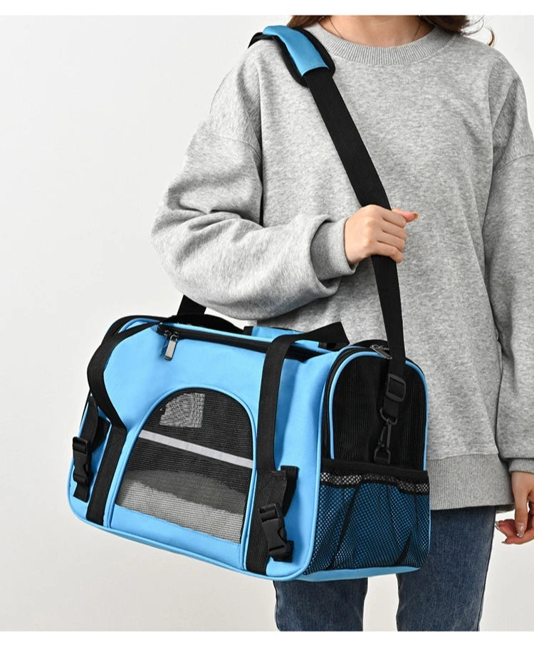 Sac de transport souple pour chat bleu ciel porté à l'épaule, doté d'une bandoulière rembourrée, de fenêtres en maille respirante noire et d'une bande réfléchissante de sécurité pour le voyage.