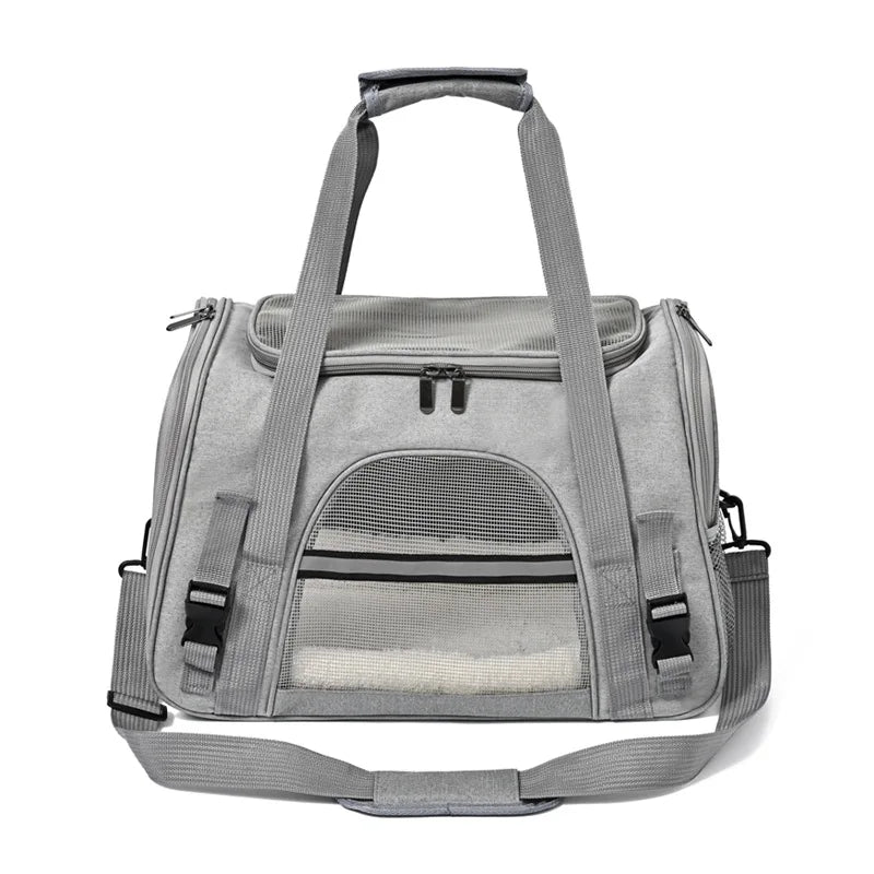Sac de transport souple pour chat gris avec fenêtres en maille respirante sur toutes les faces, tapis intérieur blanc douillet, bandoulière réglable et bande réfléchissante de sécurité.