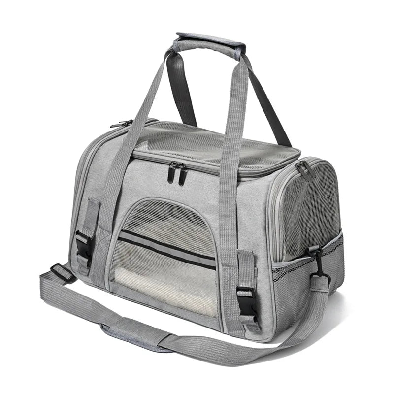 Sac de transport souple pour chat gris clair avec bandes réfléchissantes de sécurité, fenêtres en maille respirante sur toutes les faces, tapis intérieur blanc douillet et bandoulière rembourrée.