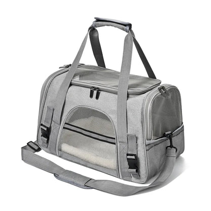 Sac de transport souple pour chat gris clair avec bandes réfléchissantes de sécurité, fenêtres en maille respirante sur toutes les faces, tapis intérieur blanc douillet et bandoulière rembourrée.