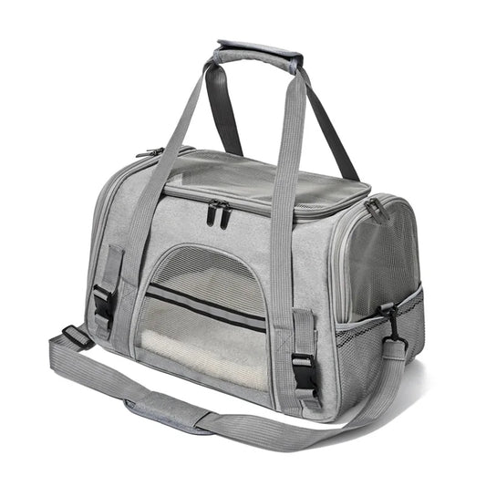 Sac de transport souple pour chat gris clair avec bandes réfléchissantes de sécurité, fenêtres en maille respirante sur toutes les faces, tapis intérieur blanc douillet et bandoulière rembourrée.