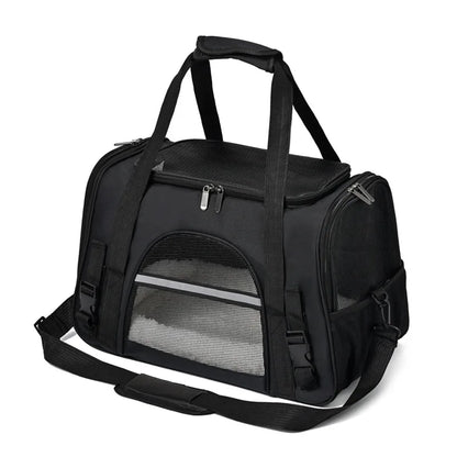 Sac de transport souple pour chat noir avec fenêtres en maille respirante sur toutes les faces, tapis intérieur blanc douillet, bandoulière réglable et bande réfléchissante de sécurité.