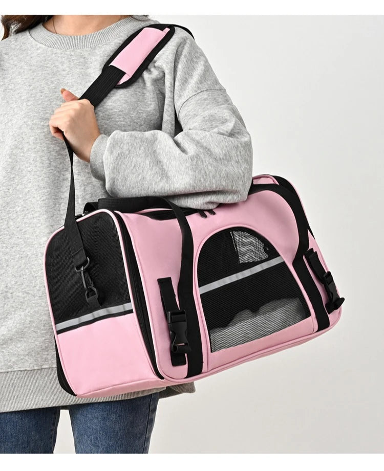 Sac de transport souple pour chat rose poudré porté à l'épaule, doté d'une bandoulière rembourrée confortable, de fenêtres en maille respirante noire et d'une bande réfléchissante de sécurité.