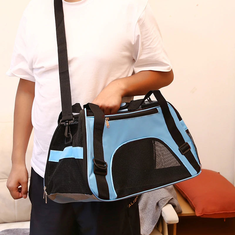 Sac de transport souple pour chat bleu ciel et noir avec bandoulière d'épaule et poignée de transport, doté de larges fenêtres en maille respirante pour une ventilation maximale pendant le voyage.