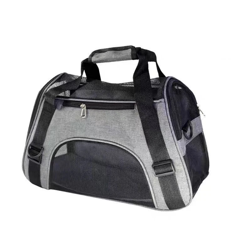 Sac de transport souple pour chat en tissu gris chiné résistant, doté de larges fenêtres en maille respirante noire sur le dessus et les côtés, avec poignées rembourrées et bandoulière pour un transport ergonomique.