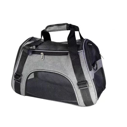 Sac de transport souple pour chat en tissu gris chiné résistant, doté de larges fenêtres en maille respirante noire sur le dessus et les côtés, avec poignées rembourrées et bandoulière pour un transport ergonomique.