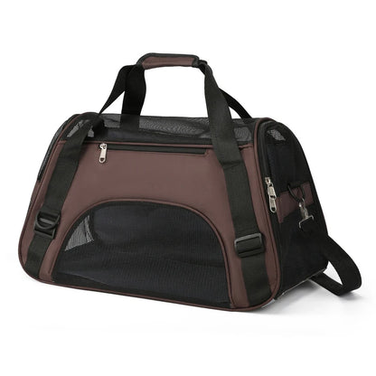 Sac de transport souple pour chat marron chocolat avec larges fenêtres en maille respirante noire sur le dessus et les côtés, bandoulière d'épaule réglable et poignées confortables pour un voyage sécurisé.