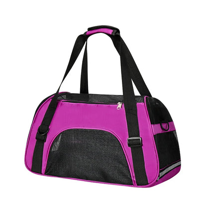 Sac de transport souple pour chat violet et noir avec larges fenêtres en maille respirante sur le dessus et les côtés, bandoulière d'épaule réglable et poignées confortables pour un voyage sécurisé.