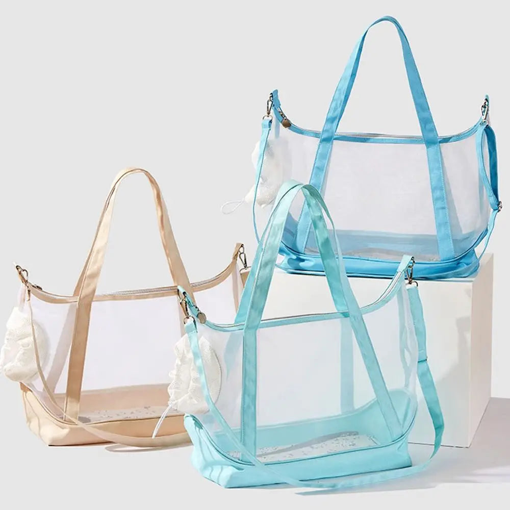 Présentation de trois sacs de transport transparents pour chat type tote bag avec vue panoramique, disponibles en bleu ciel, bleu turquoise et beige, dotés de grandes anses et d'une bandoulière assortie.
