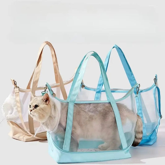 Sac de transport transparent pour chat type tote bag, disponible en bleu ciel, beige et turquoise, offrant une vue panoramique à 360° et une aération par le haut pour un voyage sans stress.