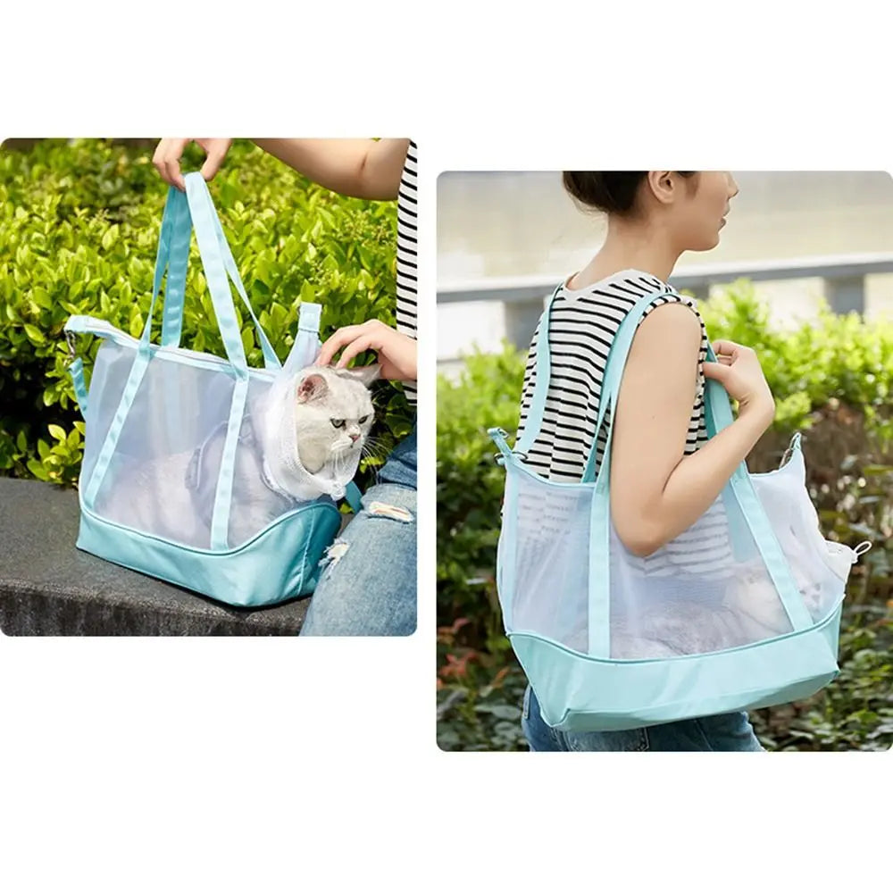 Femme portant à l'épaule et à la main un sac de transport pour chat turquoise avec parois transparentes panoramiques, montrant un chat blanc confortablement installé profitant d'une visibilité totale.