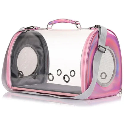 Sac de transport pour chat rose irisé avec parois panoramiques transparentes, multiples œillets d'aération métalliques, larges filets latéraux blancs et poignée holographique ergonomique.