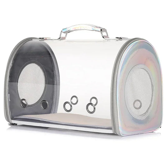 Sac de transport rigide pour chat et petit chien avec parois entièrement transparentes, finitions holographiques irisées sur les côtés, poignée de transport supérieure et multiples œillets d'aération frontaux.