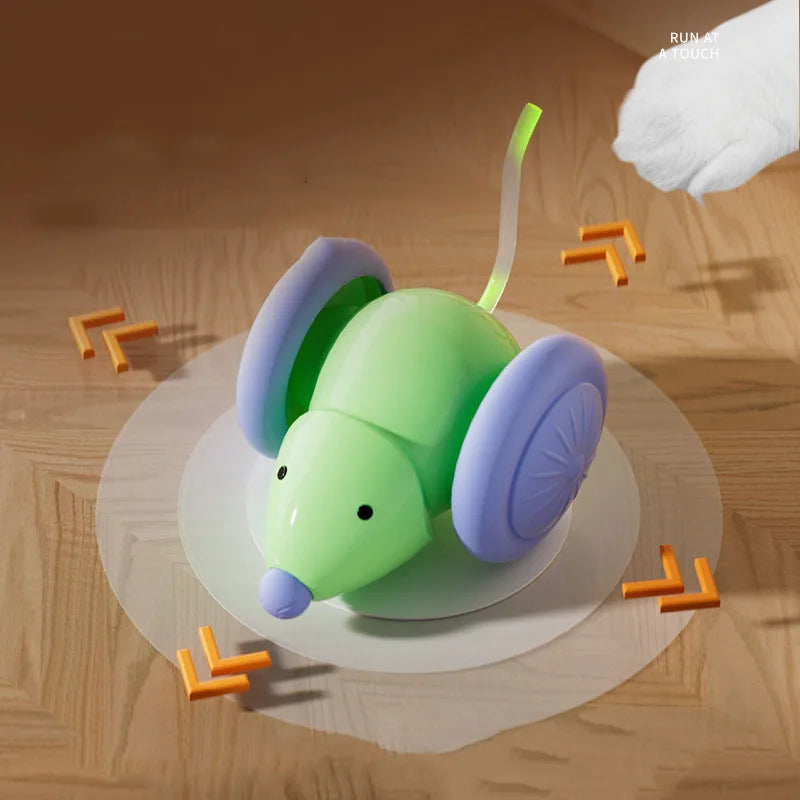 Photographie de démonstration de la souris robotique interactive de la marque Les Trésors d'Owka, mettant en avant la fonction d'activation au toucher (Run at a touch). L'image illustre une patte de chat s'approchant du robot souris vert et violet, entouré de flèches orange symbolisant une capacité de rotation à 360 degrés et de déplacement multidirectionnel. Ce dispositif de jeux pour chat est équipé de capteurs intelligents pour une réactivité immédiate, stimulant l'instinct de jeu et favorisant l'exercic