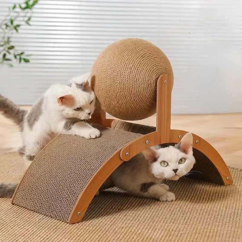 Deux chats jouant avec une station de griffage comprenant une grande balle rotative en sisal et une base en bois courbé avec surface en carton ondulé servant de tunnel.